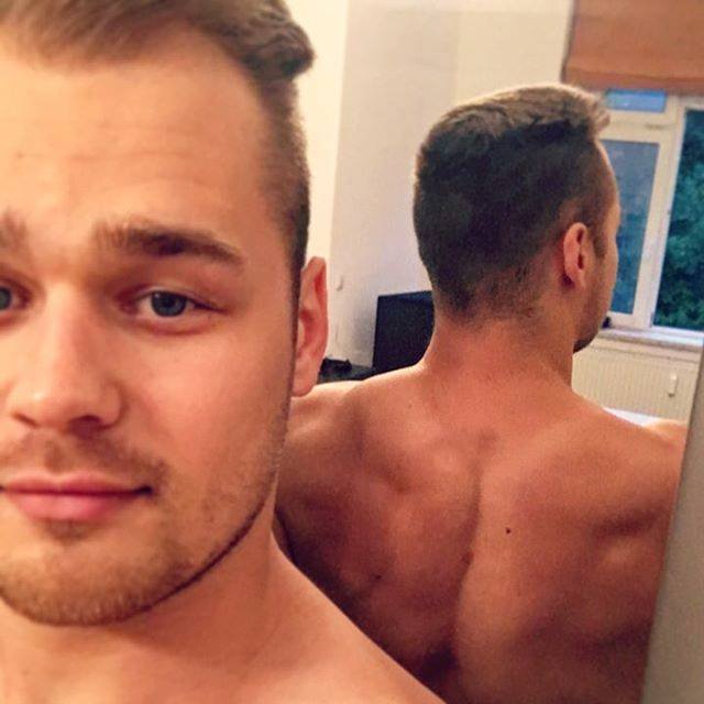 Völlig gaga: Christian Knospe macht Selfies von seinem Rücken