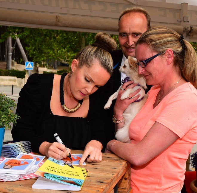 Big Brother Bianca mit Fans im "Red Rubber Duck" auf Mallorca