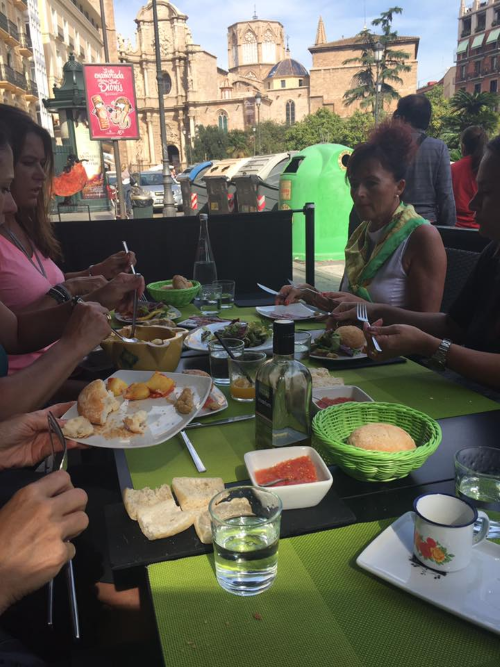 Keiner braucht hier einen Bodyplan: Die Dr. Juchheim Familie isst genüsslich an der Kathedrale von Valencia